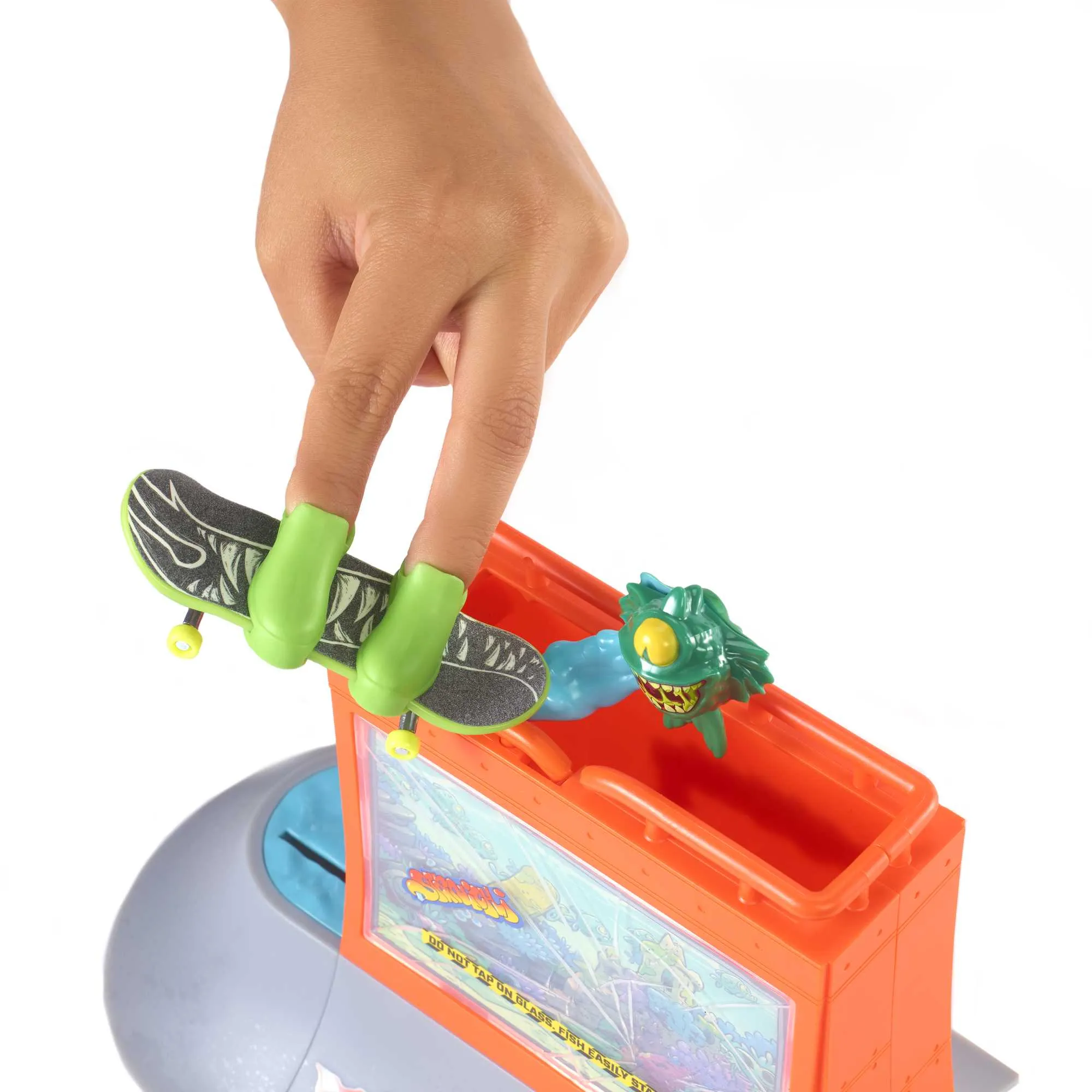 Hot Wheels Skate Aquarium Skatepark Set With Tony Hawk Fingerboard & Skate Shoes