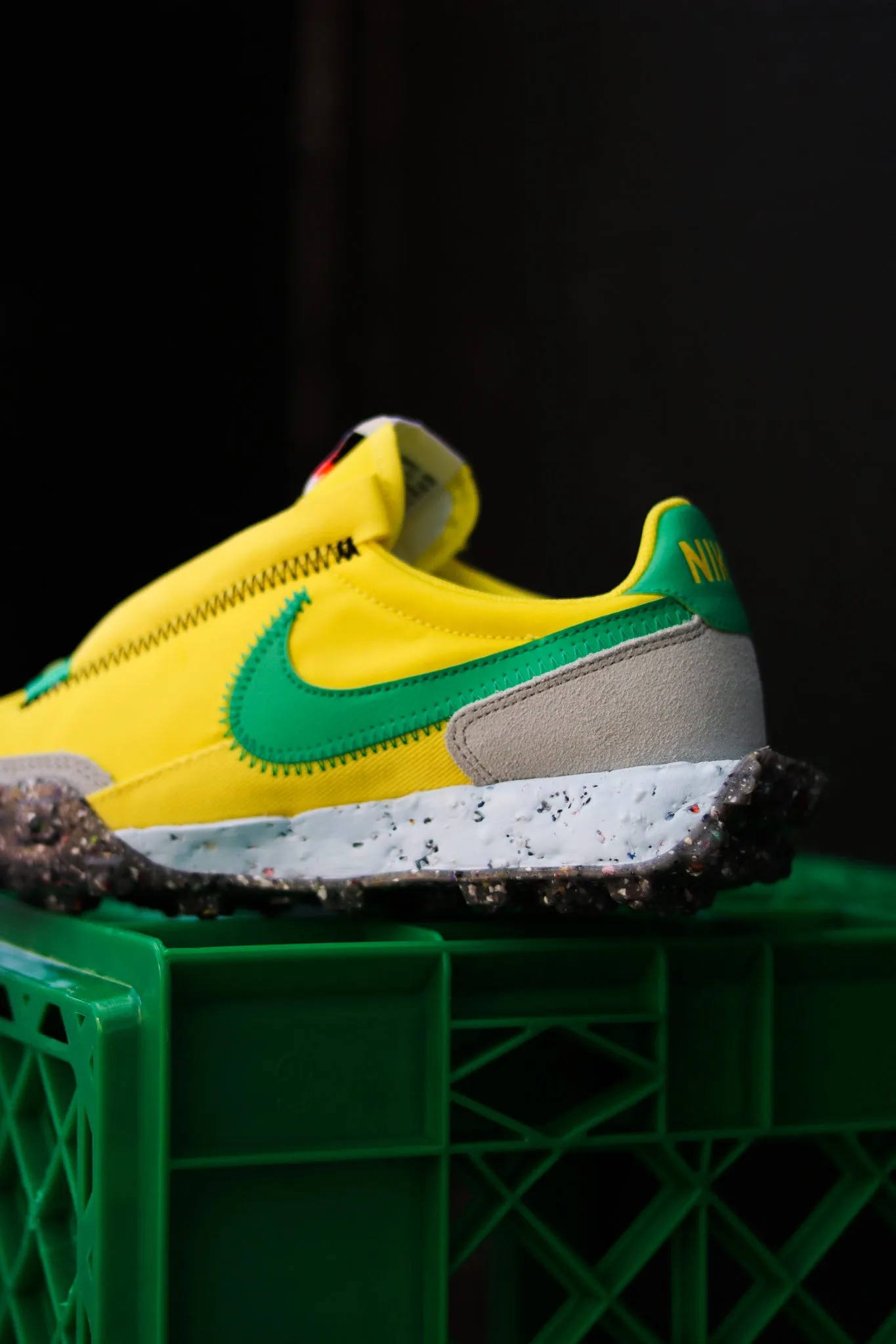 W NIKE WAFFLE RACER CRATER "YELLOW STRIKE"